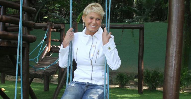 Xuxa acompanha jogo de futebol das crianças de sua fundação