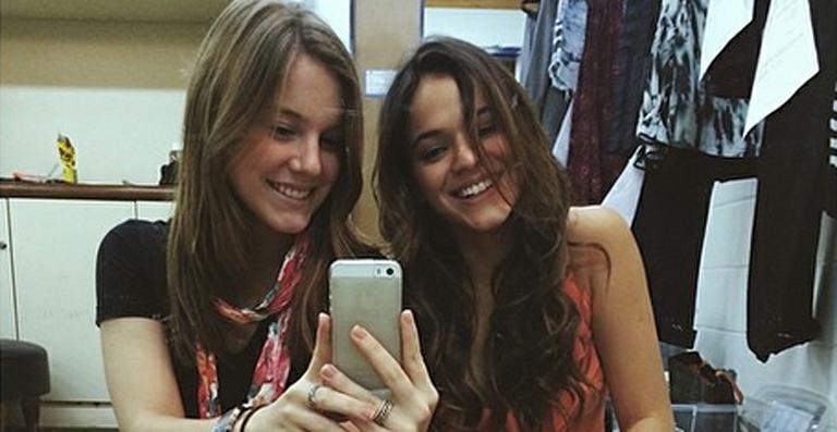 Bruna Marquezine e Alice Wegmann: reencontro nos bastidores de novela