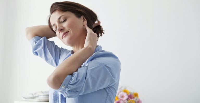 Automassagem: veja o passo a passo de movimentos para relaxar todo o corpo