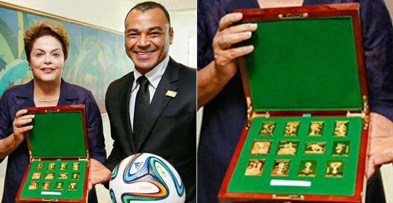 Cafu presenteia Dilma Rousseff com coleção de selos banhados a ouro