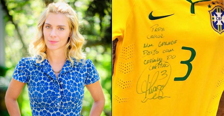Carolina Dieckmann ganha camisa da seleção com autógrafo de Thiago Silva