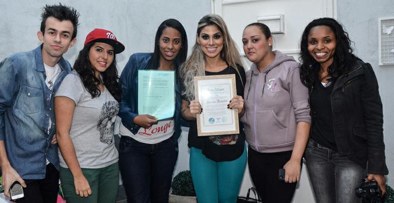 Fãs ‘compram’ estrela no céu para a ex-BBB Vanessa Mesquita