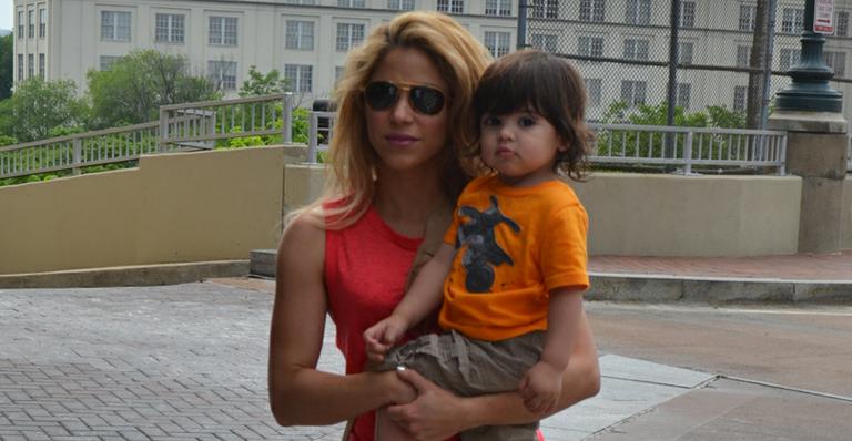 Shakira leva o filho Milan para ver Piqué na concentração da Espanha