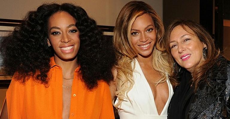 Beyoncé e Solange aparecem sorridentes durante evento em Nova York