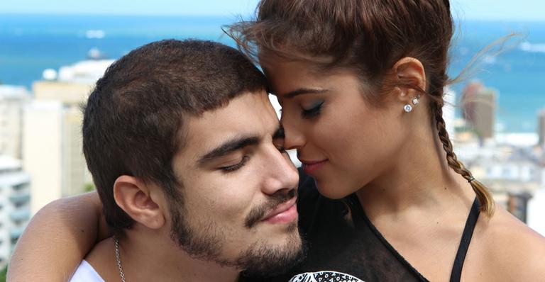 Após cenas quentes com Caio Castro, Camilla Camargo diz que Zezé Di Camargo é um pai ciumento