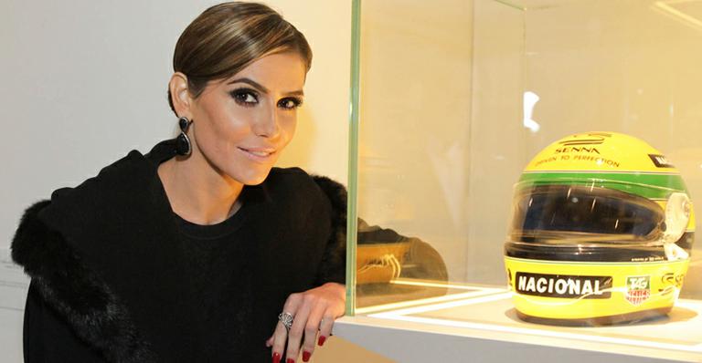 Deborah Secco visita leilão sobre Ayrton Senna em SP