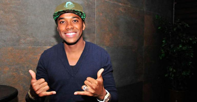 Fora da Copa, Robinho curte noitada sertaneja em São Paulo