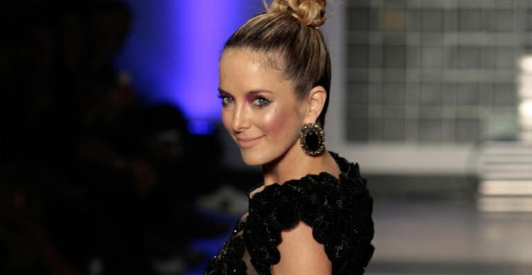 Ticiane Pinheiro mostra seu charme em desfile de moda