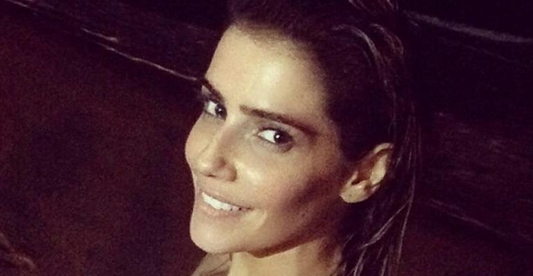 Deborah Secco faz selfie noturna na praia e diz: “Tomando banho de lua”