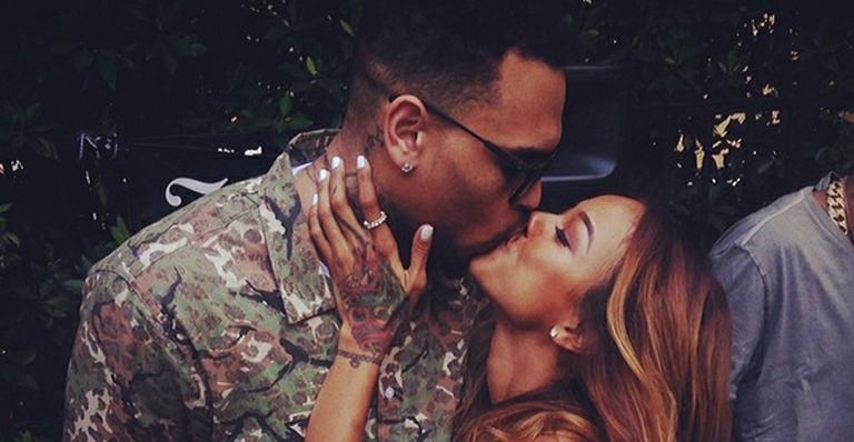 Com festa de arromba, Chris Brown comemora saída da prisão ao lado da namorada e amigos