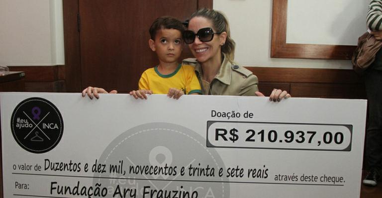 Danielle Winits entrega doação a Instituto do Câncer