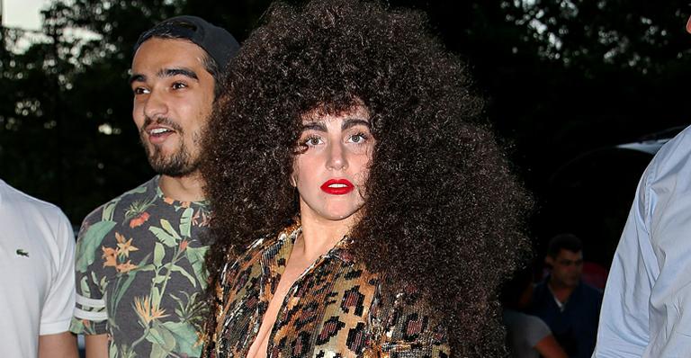 Com cabelo black power, Lady Gaga surge quase irreconhecível em Nova York