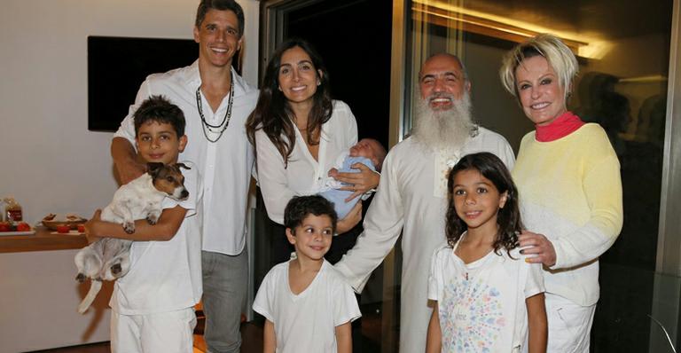 Famosos se reúnem com líder espiritual na casa de Márcio Garcia