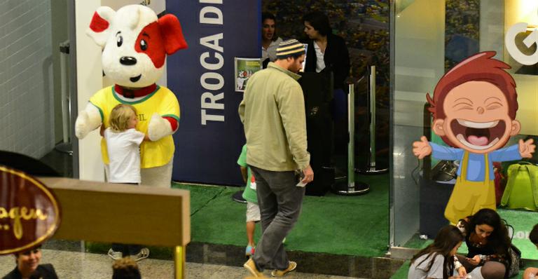 Thiago Lacerda troca figurinhas da Copa com os filhos em shopping