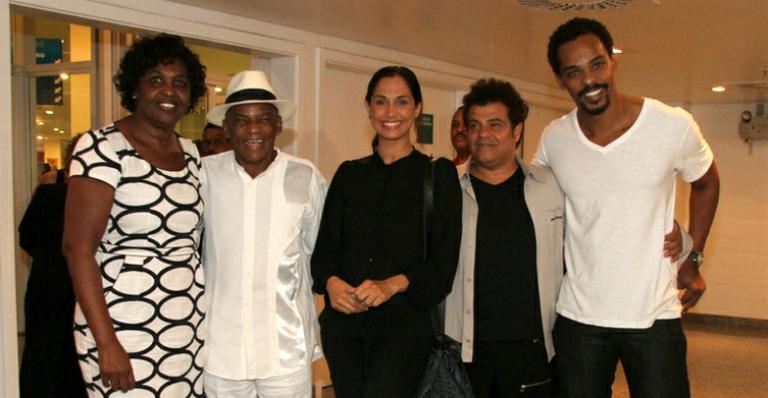 Camila Pitanga festeja aniversário do pai em show de Zeca Pagodinho
