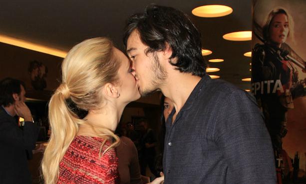Isabelle Drummond troca beijos com o namorado em première de filme