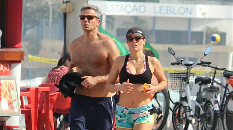 No dia em que completa 40 anos, Flávia Alessandra corre com a barriga à mostra