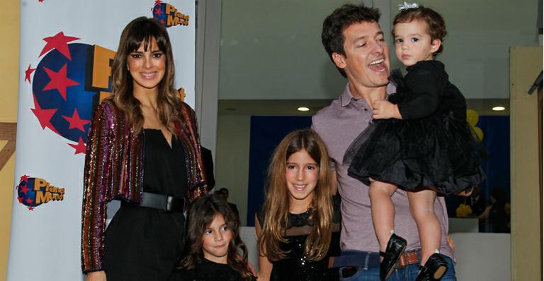 Rodrigo Faro e Vera Viel festejam aniversário das filhas Clara e Maria
