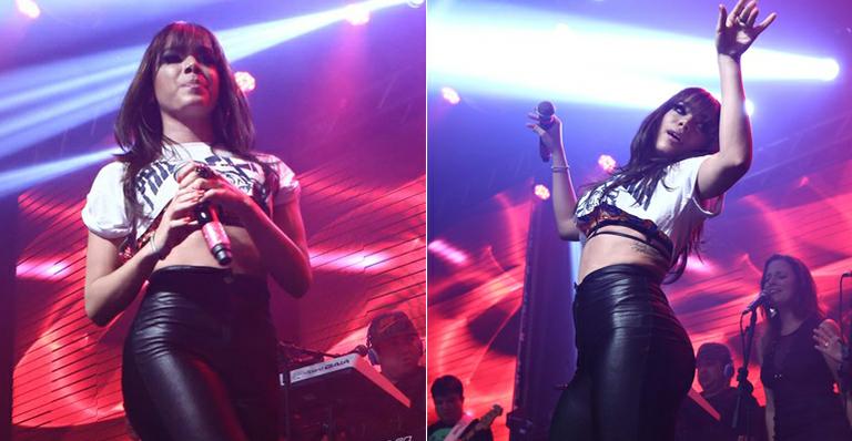 Anitta exibe novo visual com franjinha e se apresenta de barriga de fora no Rio