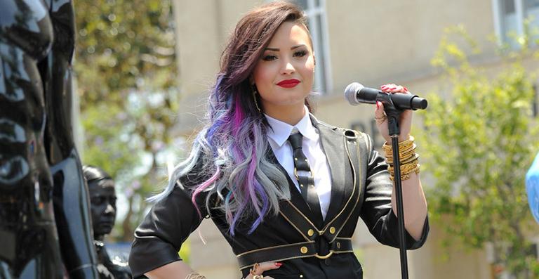 Demi Lovato relembra a morte do pai: ‘queria ter te abraçado uma última vez’
