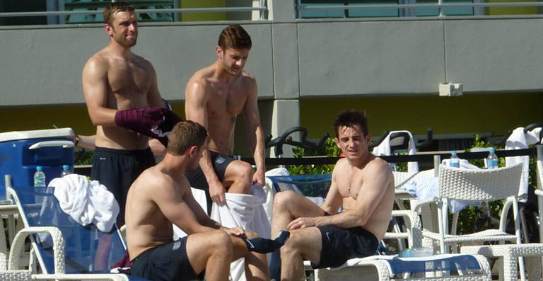 Antes da Copa, seleção inglesa curte a piscina de hotel no Rio de Janeiro