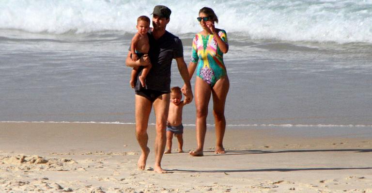 Marcelo Serrado curte dia na praia com os filhos gêmeos
