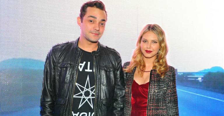 Casamento não-monogâmico como o de Eduardo Sterblitch pode afetar na criação dos filhos; entenda