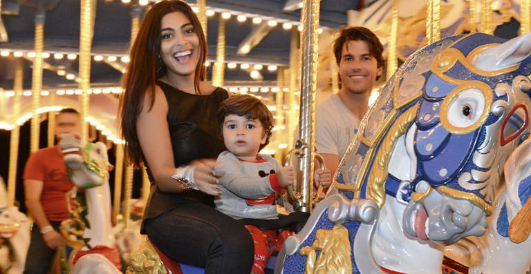 Em tentativa de selfie, filho de Juliana Paes cai na risada. Veja o vídeo