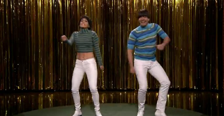 Jennifer Lopez faz dancinha bizarra com Jimmy Fallon na TV