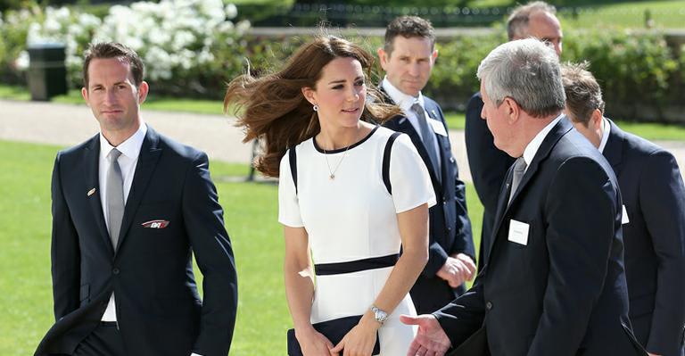 Kate Middleton usa vestido de promoção durante evento real
