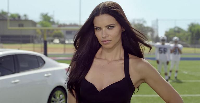 Adriana Lima estrela campanha da Copa do Mundo nos Estados Unidos