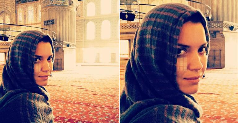 De férias, Nathalia Dill reza em mesquita na Turquia