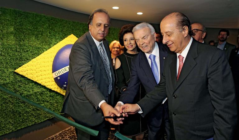 Emocionado, José Maria Marin inaugura Museu da CBF ao lado da mulher, Neusa