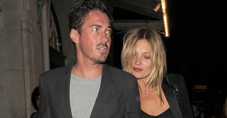 Alterada, Kate Moss conta com a ajuda de amigos para sair da balada