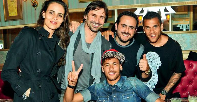 Isaac Azar recebe famosos na abertura do Paris 6 Vaudeville em São Paulo