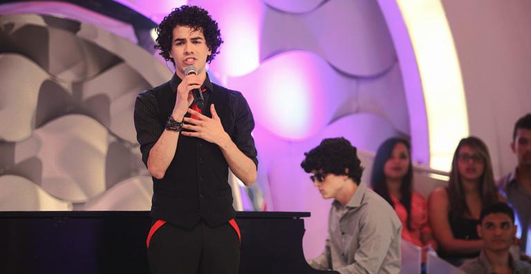 Sam Alves participa do quadro Quer Casar Comigo? no Programa Eliana