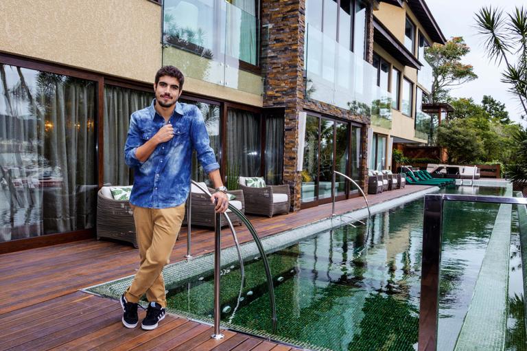 Caio Castro conta que seu foco é o cinema “abdiquei de novela este ano”