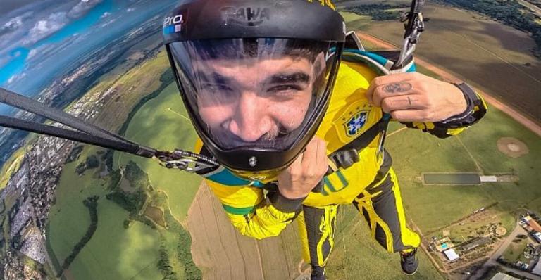 Caio Castro salta de paraquedas em clima de Copa: “Sou Brasil até voando”