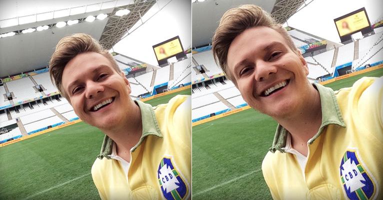Em clima de Copa, Michel Teló posa no gramado do Itaquerão