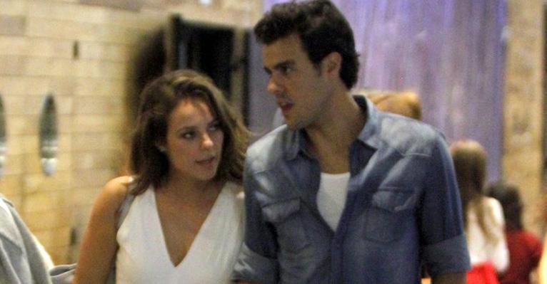 Paolla Oliveira e Joaquim Lopes vão ao cinema na véspera do Dia dos Namorados