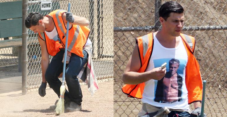 Rapaz condenado por agredir Brad Pitt presta serviço comunitário usando camiseta com foto do ator