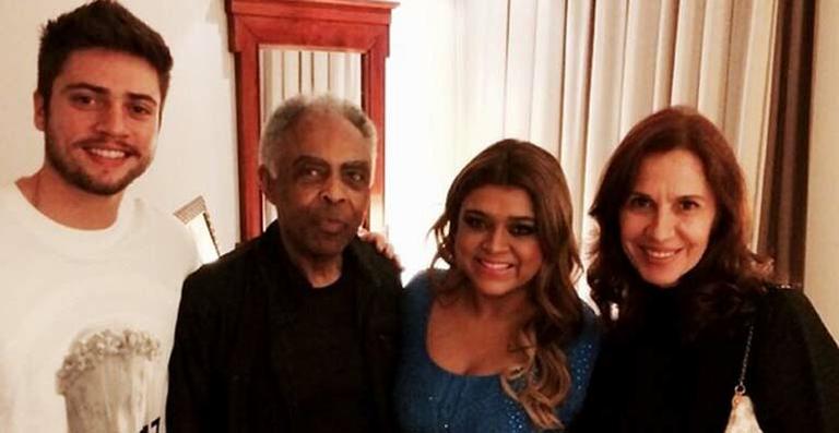Preta Gil e o noivo celebram Dia dos Namorados com Flora e Gilberto Gil