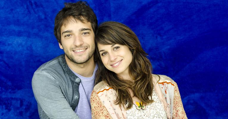 Chandelly Braz e Humberto Carrão curtem o namoro durante gravações da novela