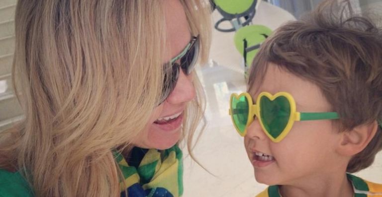 Eliana e o filho, Arthur, se preparam para o jogo do Brasil