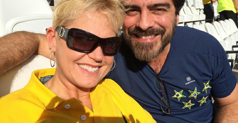 Xuxa vai ao estádio com Junno torcer pela seleção brasileira