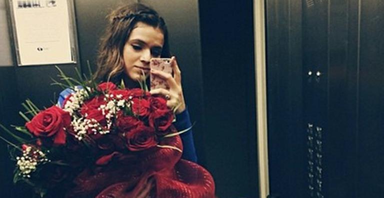 Bruna Marquezine ganha buquê de rosas vermelhas