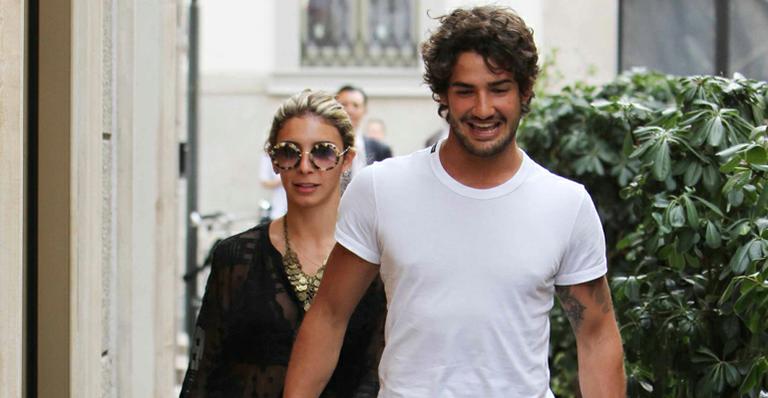 Fora da Copa, Alexandre Pato passeia com a namorada em Milão