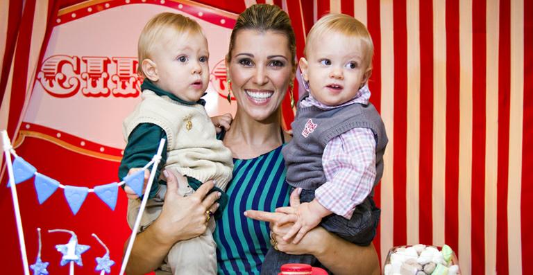 Ex-Paquita Roberta Cipriani mostra fotos do aniversário de seus filhos gêmeos