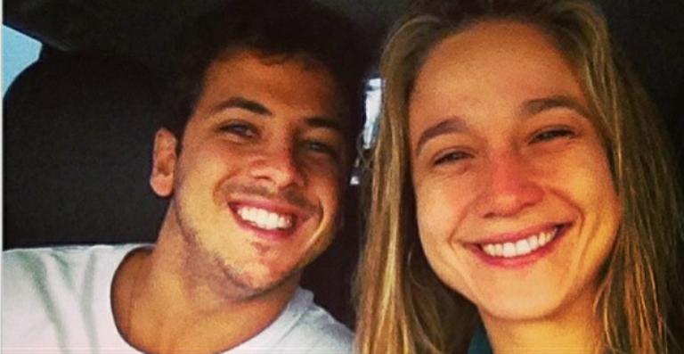 Longe de casa há um mês por causa da Copa, Fernanda Gentil mata saudades do marido e da cachorra