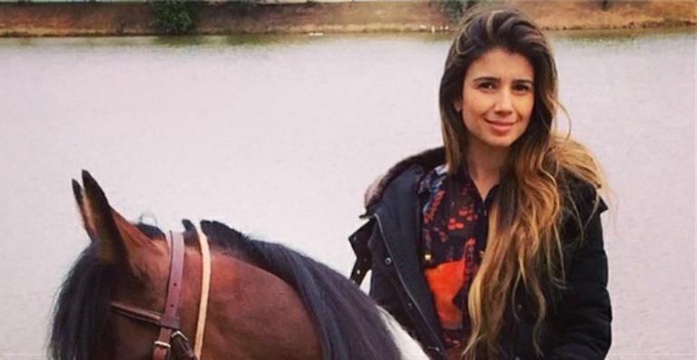 Sem maquiagem, Paula Fernandes posta foto com seu novo cavalo